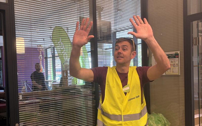 Fabian als Parkeinweiser