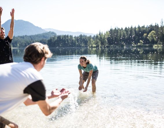 Eine Freundesgruppe kühlt sich im Bergsee ab