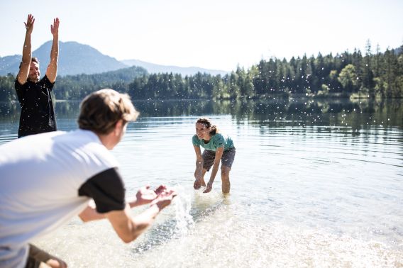 Eine Freundesgruppe kühlt sich im Bergsee ab