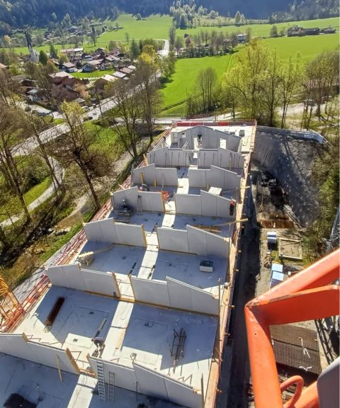 Baustellen-Update-Mai 2026 Luftaufnahme der Baustelle des Explorer Hotels Bayrischzell im Mai 2026.