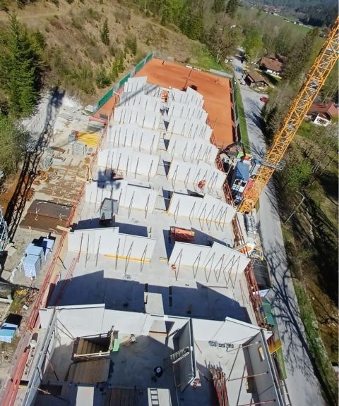 Baustellen-Update-Mai 2026 Luftaufnahme des Rohbaus des Explorer Hotels Bayrischzell im Mai 2026