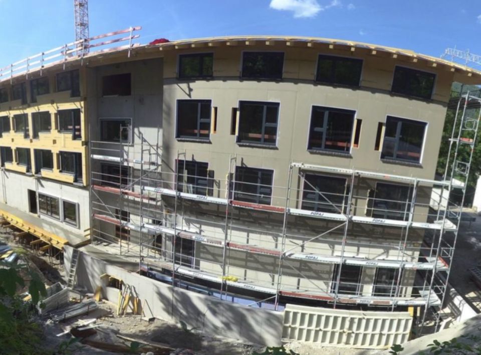 Az Explorer Hotel Bayrischzell építkezésének külső képe 2026 júniusában