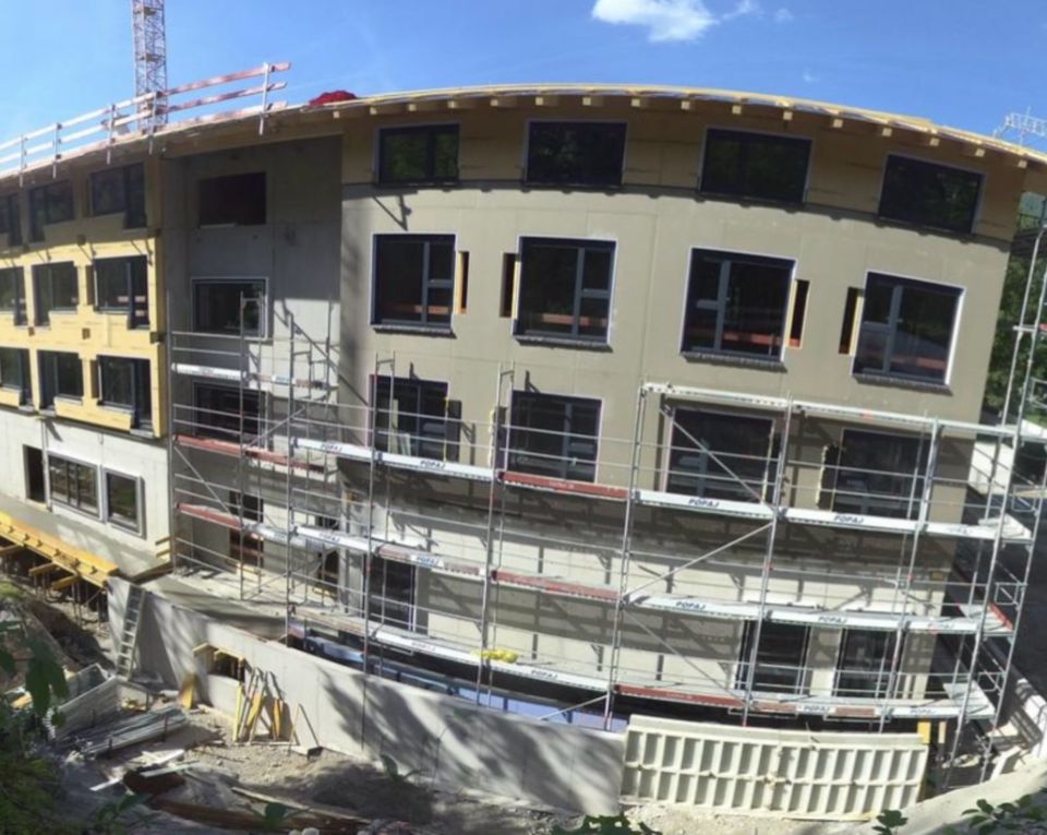 Vnější pohled na staveniště hotelu Explorer Bayrischzell v červnu 2026