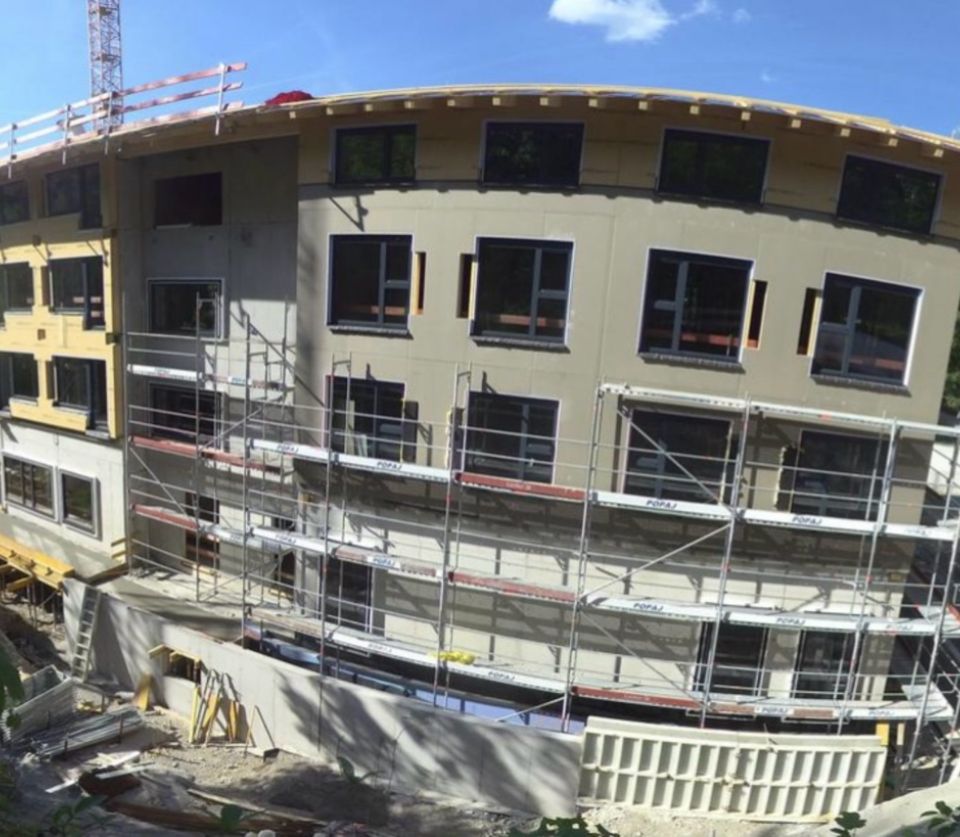 Widok zewnętrzny placu budowy Explorer Hotel Bayrischzell w czerwcu 2026 r.