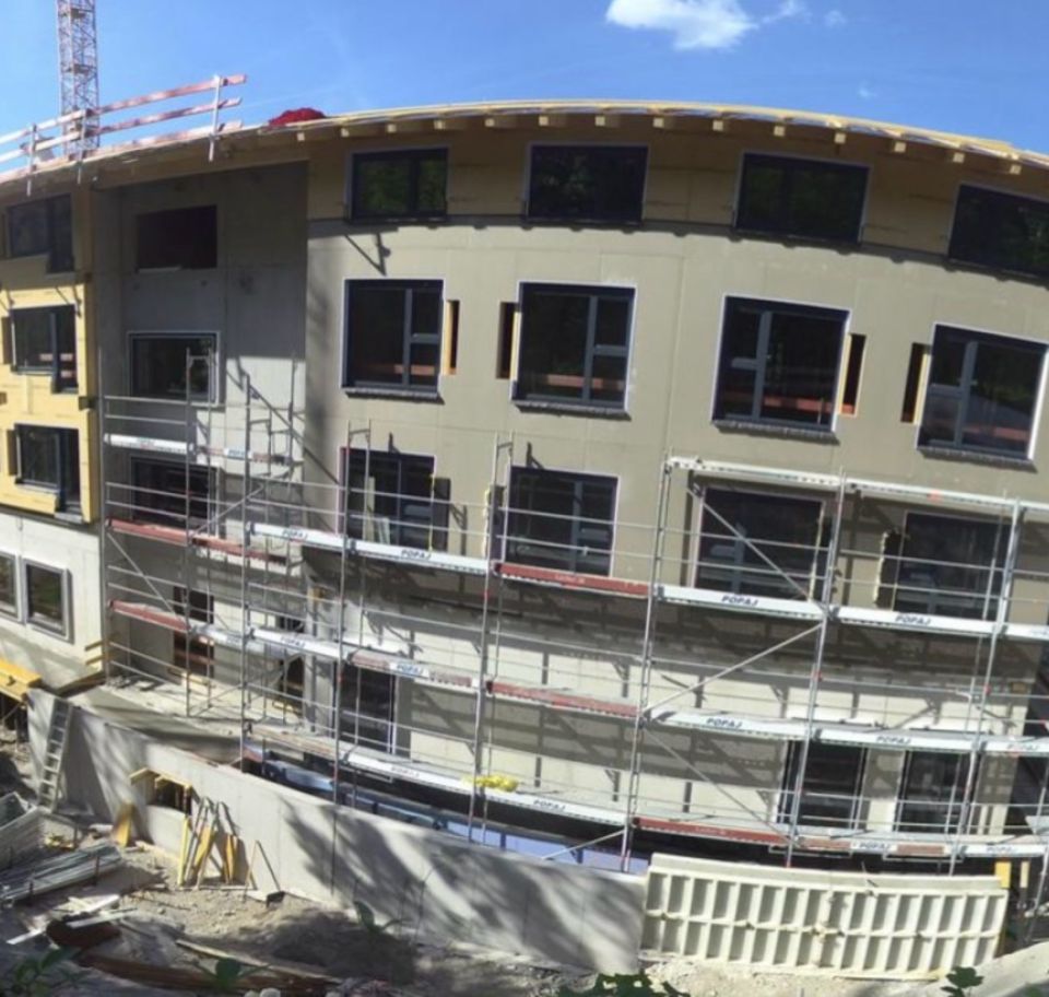 Vista esterna del cantiere dell'Explorer Hotel Bayrischzell nel giugno 2026.