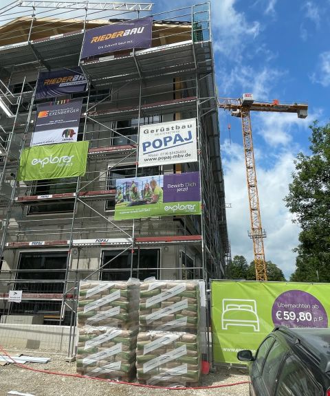 Baustellen-Update-Juli 2026 Auf der Baustelle des Explorer Hotel Bayrischzell geht es an der Fassade und auf dem Dach weiter voran