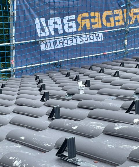 Baustellen-Update-Juli 2026 Die Dachdeckarbeiten sowie die Montage der Halterung für die Photovoltaikanlage des Explorer Hotel Bayrischzell erfolgte im Juli.