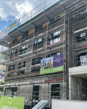 The facade of the Explorer Hotel Bayrischzell is already quite impressive. All that's (almost) missing is the green paint!