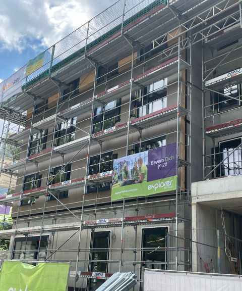 Baustellen-Update-Juli 2026 Die Fassade des Explorer Hotel Bayrischzell kann sich bereits sehen lassen. Fehlt (fast) nur noch die grüne Farbe!