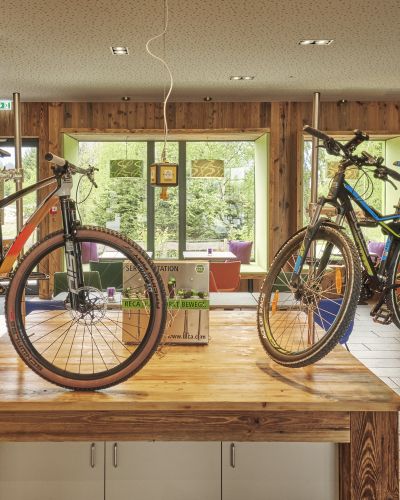 Gut zugängliche Bike-Werkstatt mit Montageständern für kleinere Reparaturen und Bike-Checks.
