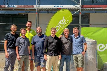 BU: Kürzlich fand in Bayrischzell das Hebfest für das neue Explorer Hotel in der Seebergstraße statt. (Von links) Manfred Klotz (Firma Geberit-Huter), Marco Osl (Firma Rieder Bau), Marco Krentzien (Explorer Hotels), Helmuth Exenberger (Firma Rieder Bau), Johannes Sieberer (Firma Rieder Bau), Gerhard Eckes (Explorer Hotels). Fabian Reisigl (Explorer Hotels),