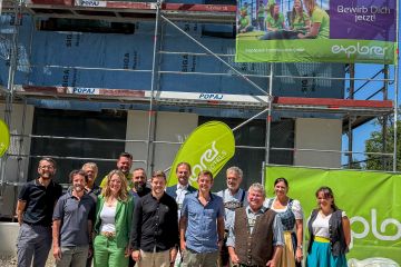 BU: Kürzlich fand in Bayrischzell das Hebfest für das neue Explorer Hotel in der Seebergstraße statt. (Von links) Manfred Klotz (Firma Geberit-Huter), Marco Osl (Firma Rieder Bau), Gerhard Eckes (Explorer Hotels), Alexandra Eberle (Explorer Hotels), Marco Krentzien (Explorer Hotels), Helmuth Exenberger (Firma Rieder Bau), Johannes Sieberer (Firma Rieder Bau), Georg Kittenrainer erster (Bürgermeister Bayrischzell), Fabian Reisigl (Explorer Hotels), Josef Acher (Gemeinde Bayrischzell), Egid Stadler (Bürgermeister Bayrischzell aD), Stephanie Hintermayr (Gemeinde Bayrischzell), Regina Bleier (zweite Bürgermeisterin Bayrischzell).

Copyright: Explorer Hotels
