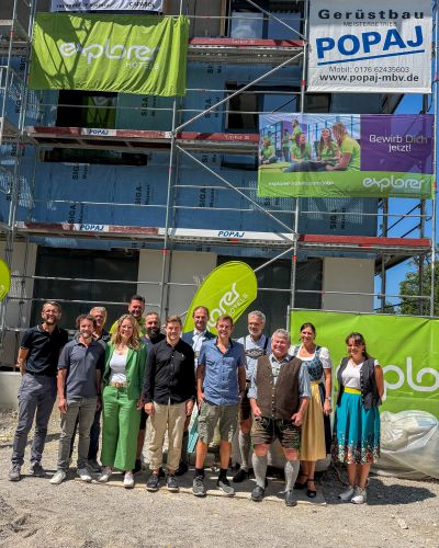 BU: Kürzlich fand in Bayrischzell das Hebfest für das neue Explorer Hotel in der Seebergstraße statt. (Von links) Manfred Klotz (Firma Geberit-Huter), Marco Osl (Firma Rieder Bau), Gerhard Eckes (Explorer Hotels), Alexandra Eberle (Explorer Hotels), Marco Krentzien (Explorer Hotels), Helmuth Exenberger (Firma Rieder Bau), Johannes Sieberer (Firma Rieder Bau), Georg Kittenrainer erster (Bürgermeister Bayrischzell), Fabian Reisigl (Explorer Hotels), Josef Acher (Gemeinde Bayrischzell), Egid Stadler (Bürgermeister Bayrischzell aD), Stephanie Hintermayr (Gemeinde Bayrischzell), Regina Bleier (zweite Bürgermeisterin Bayrischzell).

Copyright: Explorer Hotels