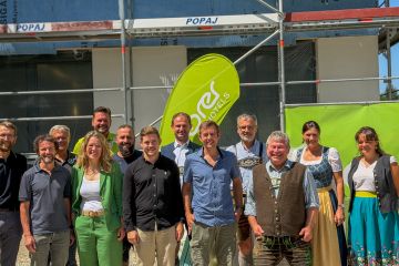BU: Kürzlich fand in Bayrischzell das Hebfest für das neue Explorer Hotel in der Seebergstraße statt. (Von links) Manfred Klotz (Firma Geberit-Huter), Marco Osl (Firma Rieder Bau), Gerhard Eckes (Explorer Hotels), Alexandra Eberle (Explorer Hotels), Marco Krentzien (Explorer Hotels), Helmuth Exenberger (Firma Rieder Bau), Johannes Sieberer (Firma Rieder Bau), Georg Kittenrainer erster (Bürgermeister Bayrischzell), Fabian Reisigl (Explorer Hotels), Josef Acher (Gemeinde Bayrischzell), Egid Stadler (Bürgermeister Bayrischzell aD), Stephanie Hintermayr (Gemeinde Bayrischzell), Regina Bleier (zweite Bürgermeisterin Bayrischzell).

Copyright: Explorer Hotels