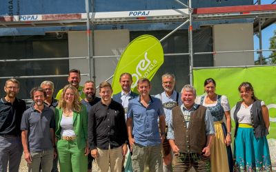 BU: Kürzlich fand in Bayrischzell das Hebfest für das neue Explorer Hotel in der Seebergstraße statt. (Von links) Manfred Klotz (Firma Geberit-Huter), Marco Osl (Firma Rieder Bau), Gerhard Eckes (Explorer Hotels), Alexandra Eberle (Explorer Hotels), Marco Krentzien (Explorer Hotels), Helmuth Exenberger (Firma Rieder Bau), Johannes Sieberer (Firma Rieder Bau), Georg Kittenrainer erster (Bürgermeister Bayrischzell), Fabian Reisigl (Explorer Hotels), Josef Acher (Gemeinde Bayrischzell), Egid Stadler (Bürgermeister Bayrischzell aD), Stephanie Hintermayr (Gemeinde Bayrischzell), Regina Bleier (zweite Bürgermeisterin Bayrischzell).

Copyright: Explorer Hotels