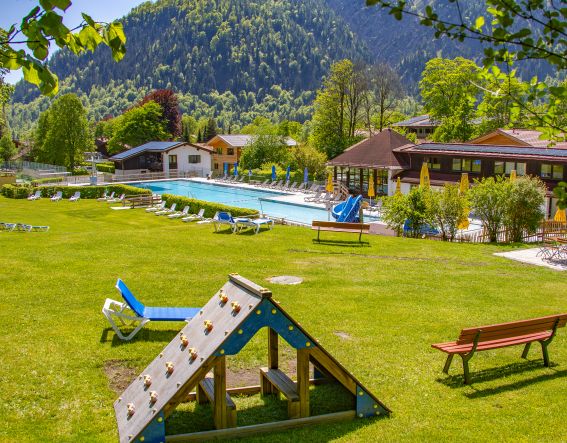 Kühle Dich an einem heißen Sommertag im Alpenfreibad Bayrischzell ab