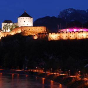 Obdivujte pevnost Kufstein v noci