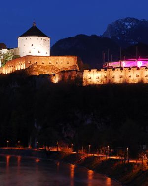Ammira la fortezza di Kufstein di notte.