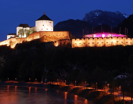Podziwiaj twierdzę Kufstein nocą