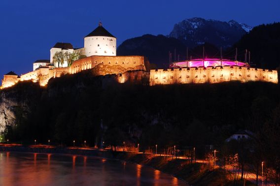 Bewundere die Festung Kufstein bei Nacht