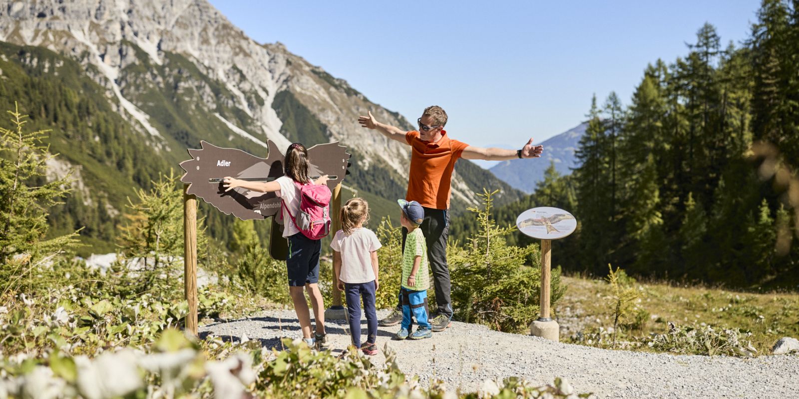 Zusammen erkunden die Kinder den Naturlehrweg Schlick 2000. Hier warten viele spannende Mitmach Aktionen und gemeinsame Wanderfreude.