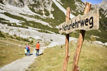 Auf gehts zum Naturlehrweg Schlick 2000! Lust auf eine Wanderung voller Abenteuer? Dann ist der Naturlehrweg Schlick genau das Richtige.