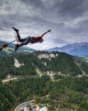 Saut à l'élastique depuis le pont d'Europe