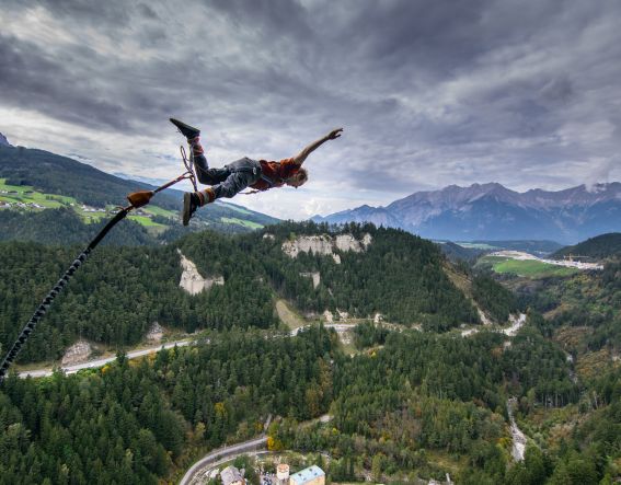 Saut à l'élastique depuis le pont Europa près de l'hôtel Explorer Stubaital Saut à l'élastique depuis le pont d'Europe