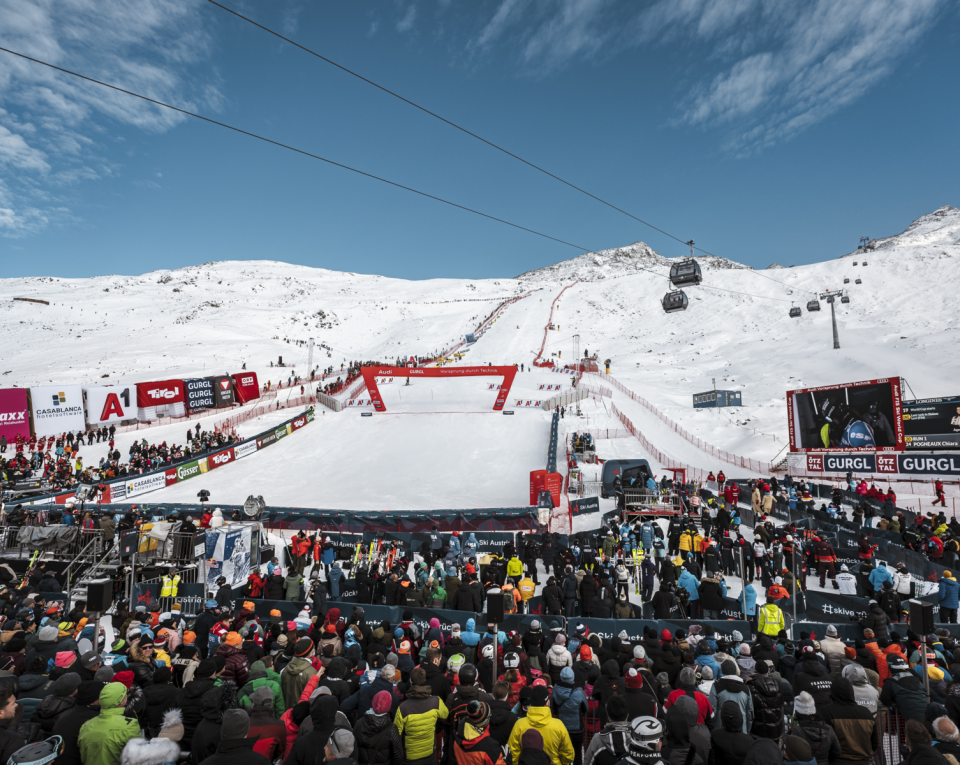 Miejsce mety, w którym wielu fanów sportów zimowych bierze udział w Pucharze Świata w narciarstwie alpejskim FIS w Gurgl.
