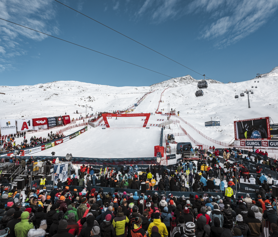 Zielbereich mit vielen Wintersport Fans beim FIS Weltcup Ski Alpin in Gurgl.
