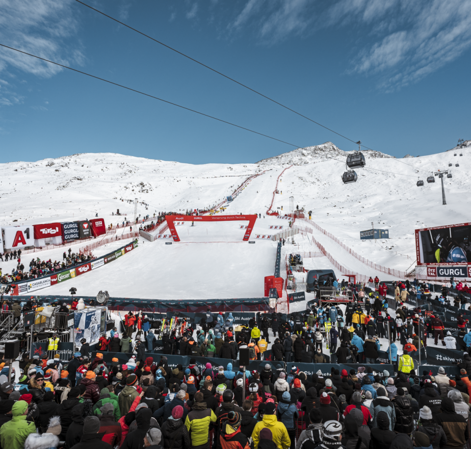 Zone d'arrivée fréquentée par de nombreux amateurs de sports d'hiver lors de la Coupe du monde de ski alpin FIS à Gurgl.