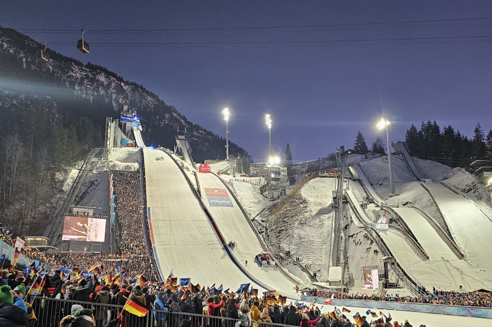 Beleuchtete Schattenbergschanze in Oberstdorf bei der Vierschanzentournee