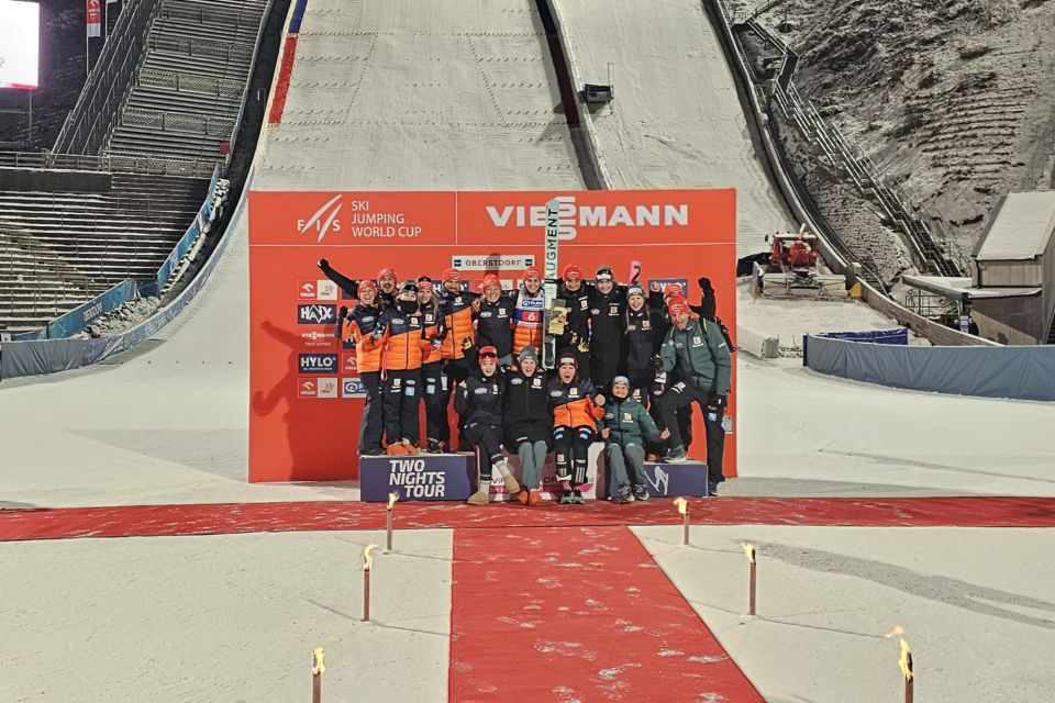 DSV Mannschaft jubelt in Oberstdorf beim Skispringen.
