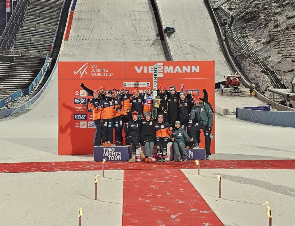 L'équipe de la Fédération allemande de ski (DSV) célèbre à Oberstdorf lors du saut à ski.