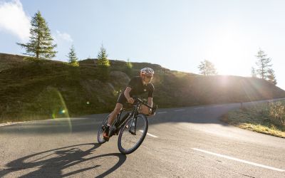 Mit dem Rennrad schnell um eine Kurve