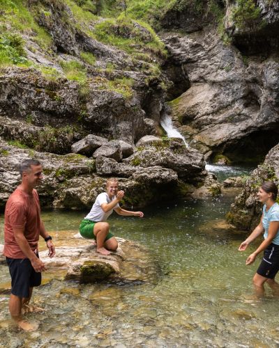 Die Abkühlung im Wasser genießen, nach einer anstrengenden Wanderung