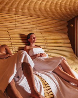 Una coppia si gode la pace e la tranquillità nella sauna relax del monte Mare Schliersee.