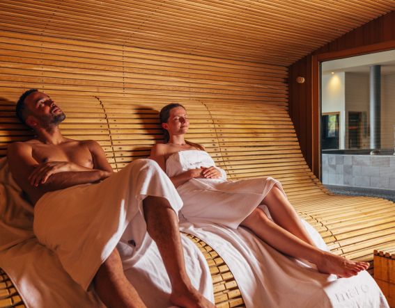 Sauna relaksacyjna Monte Mare Schliersee Para cieszy się spokojem i ciszą w saunie relaksacyjnej w Monte Mare Schliersee.