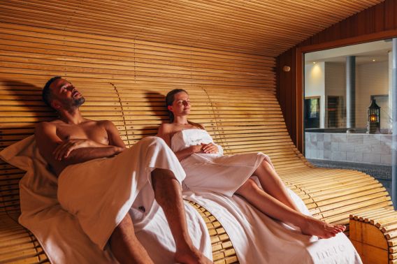 Sauna relax monte mare Schliersee Una coppia si gode la pace e la tranquillità nella sauna relax del monte Mare Schliersee.