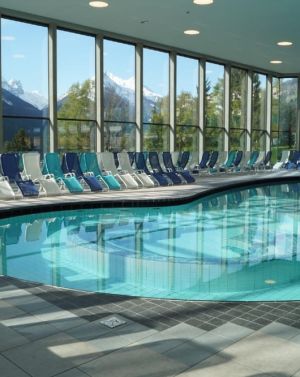 Swimming pool and sun loungers at the StuBay leisure center in the Stubai Valley