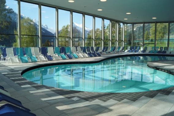 Schwimmbecken im StuBay Schwimmbecken und Liegen im StuBay Freizeitcenter im Stubaital