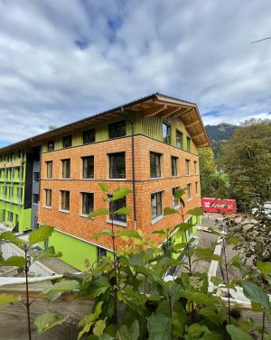 Außenfassade Bayrischzell Von außen ist das Explorer Hotel Bayrischzell schon so gut wie fertig und bereit für Deinen Urlaub!