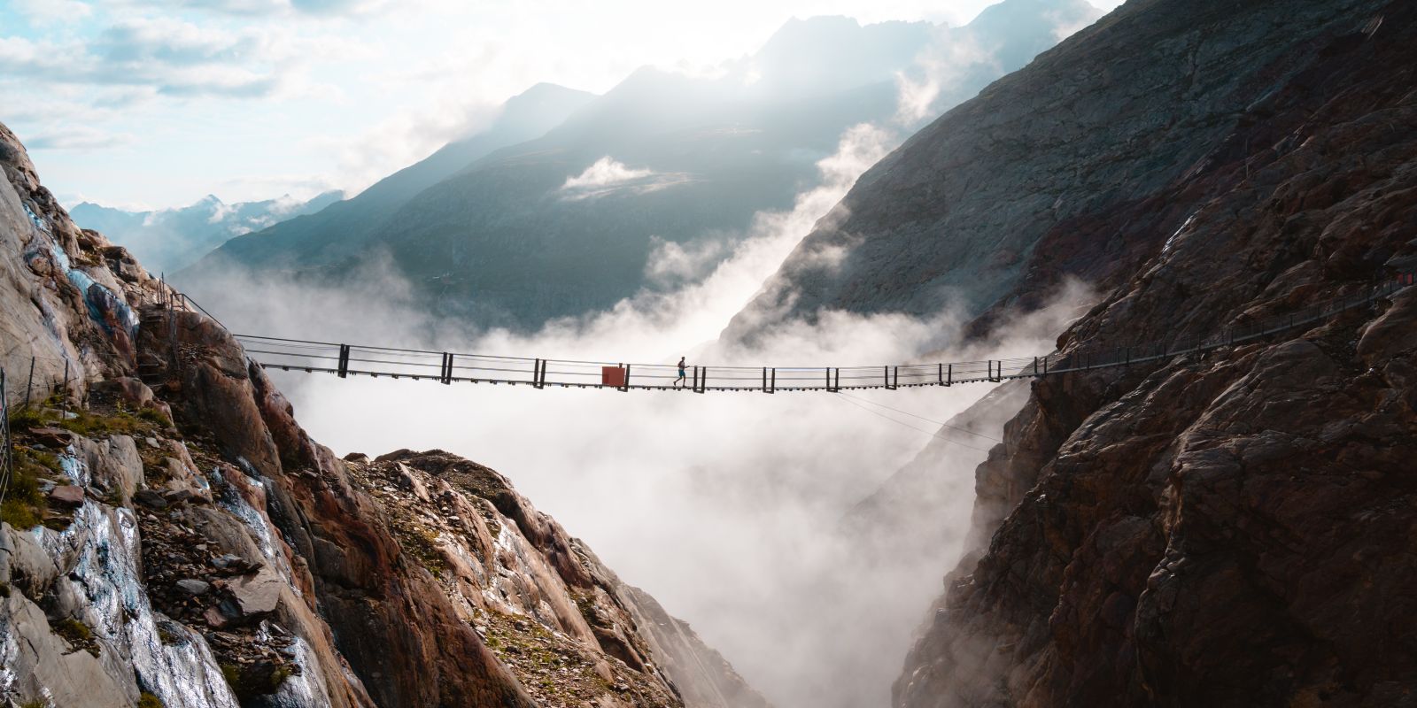 Läufer auf einer mystischen Brücke auf dem Gletscher Trail in Gurgl im Ötztal