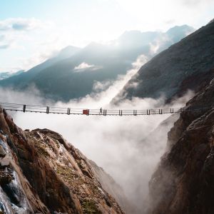 Brücke auf dem Gletscher Trail in Gurgl Läufer auf einer mystischen Brücke auf dem Gletscher Trail in Gurgl im Ötztal