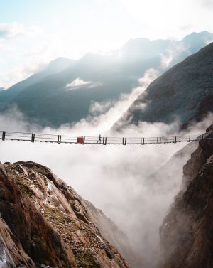 Läufer auf einer mystischen Brücke auf dem Gletscher Trail in Gurgl im Ötztal