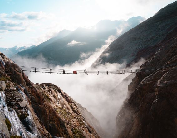 Läufer auf einer mystischen Brücke auf dem Gletscher Trail in Gurgl im Ötztal