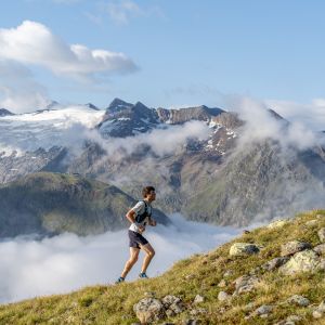 Gurgl Gletschertrailrun Trailrunner vor Bergkulisse in Gurgl im Ötztal in Tirol.