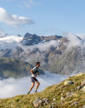 Trailrunner vor Bergkulisse in Gurgl im Ötztal in Tirol.