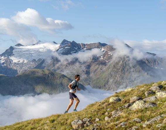 Trailrunner vor Bergkulisse in Gurgl im Ötztal in Tirol.
