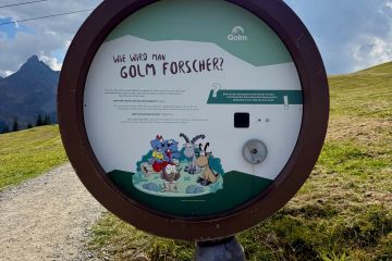 Golmi's Forschungspfad Toller Ausflug mit Kindern bei Deinem Urlaub im Explorer Hotel Montafon. Der Erlebnisberg Golm bietet viel spannendes für kleine Entdecker im Bergurlaub.
